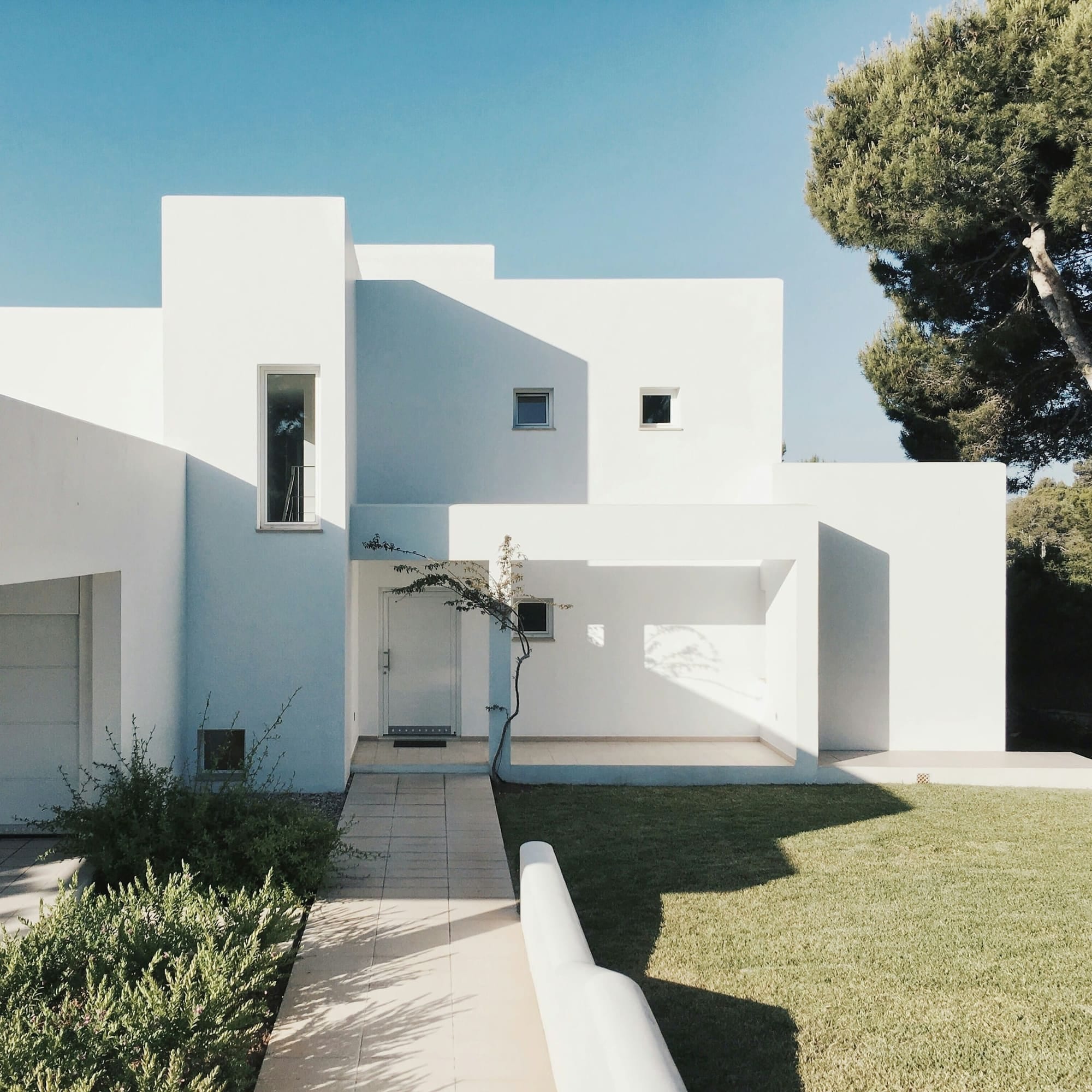 Architecture résidentielle méditerranéenne aux volumes blancs épurés